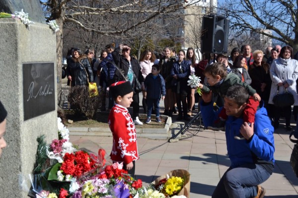 Казанлък се поклони пред паметта на Апостола на Свободата