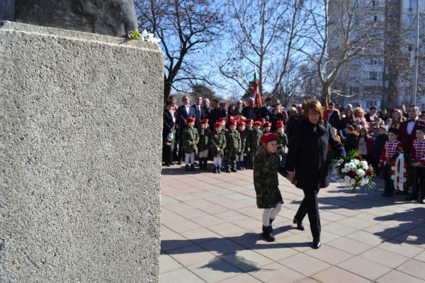 Казанлък се поклони пред паметта на Апостола на Свободата