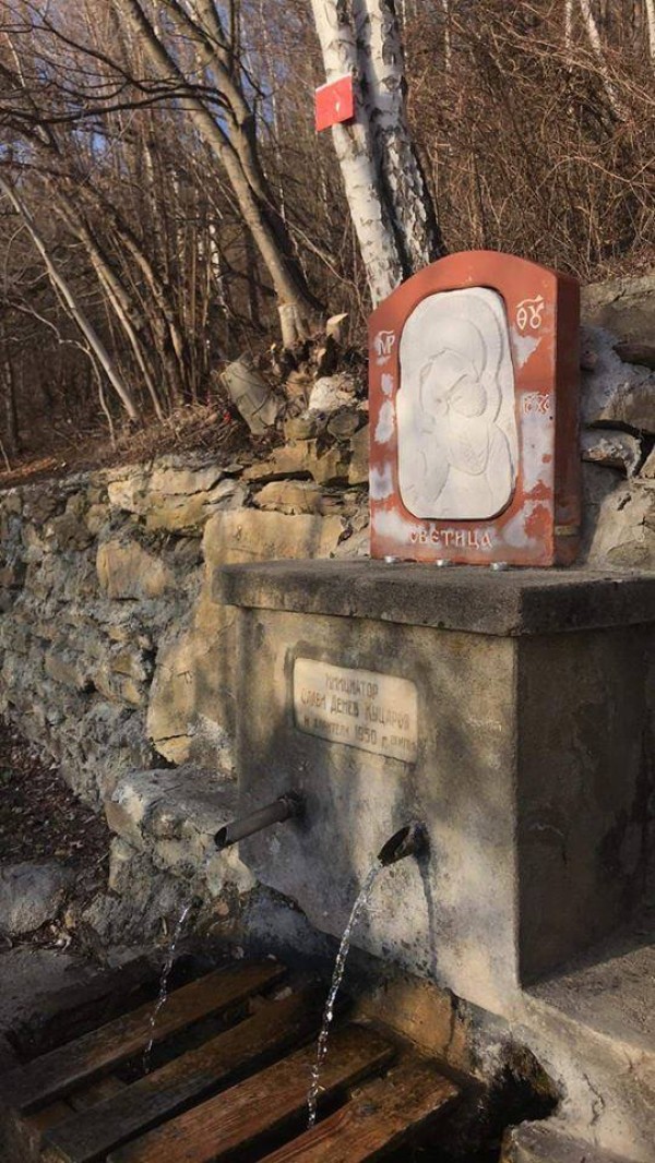 Младежи от Шипка изчистиха местността край чешма Светицата