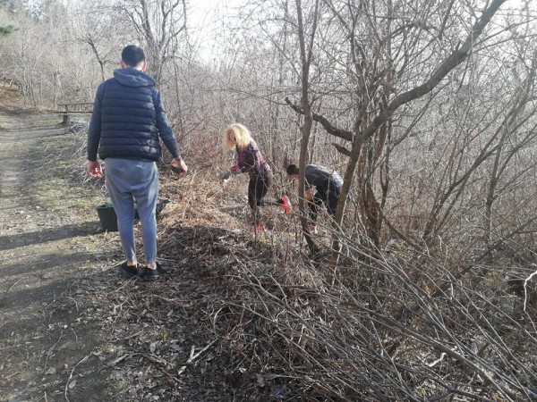 Младежи от Шипка изчистиха местността край чешма Светицата