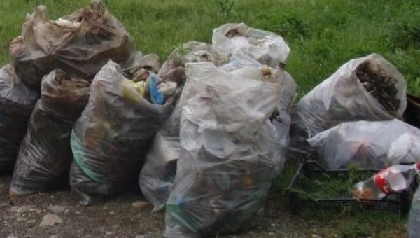 Младежи от Шипка изчистиха местността край чешма Светицата