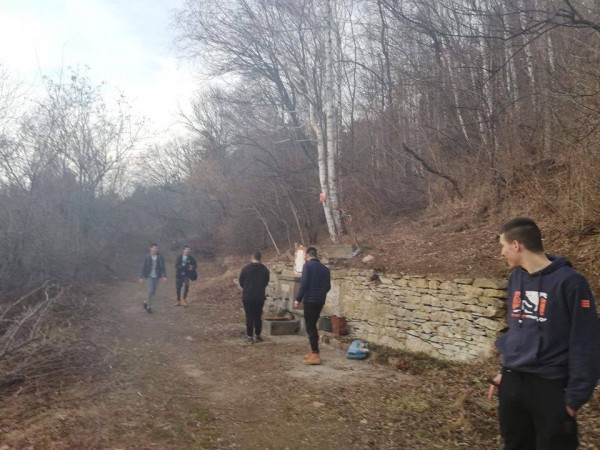 Младежи от Шипка изчистиха местността край чешма Светицата