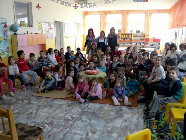 Мартенички от 150 метра прежда спретнаха енинските деца