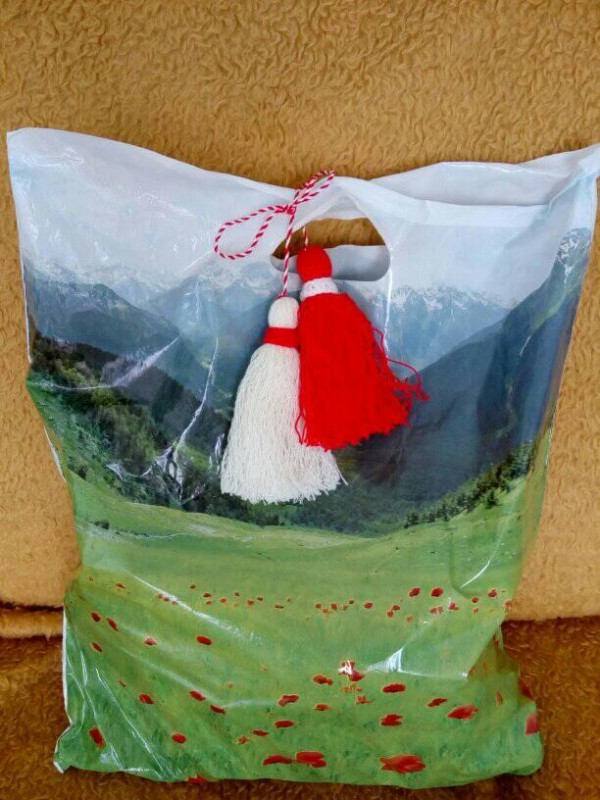 Мартенички от 150 метра прежда спретнаха енинските деца