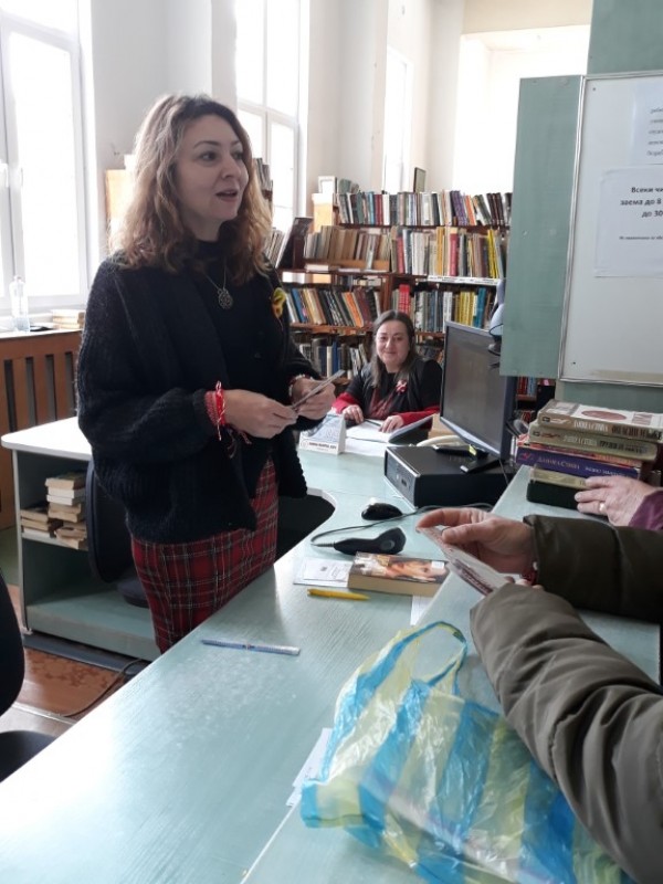 Жените на Казанлък дариха усмивки на 1 март