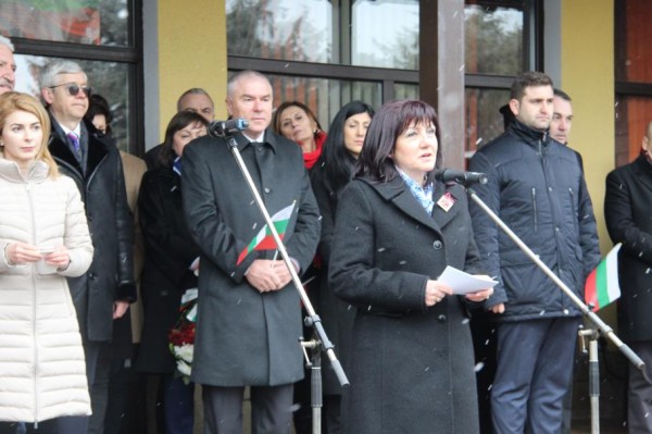 Близо 50 000 човека изкачиха връх Шипка на Националния празник