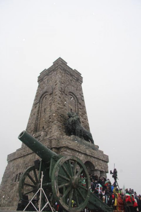 Близо 50 000 човека изкачиха връх Шипка на Националния празник