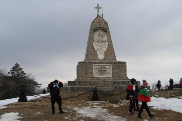 Близо 50 000 човека изкачиха връх Шипка на Националния празник
