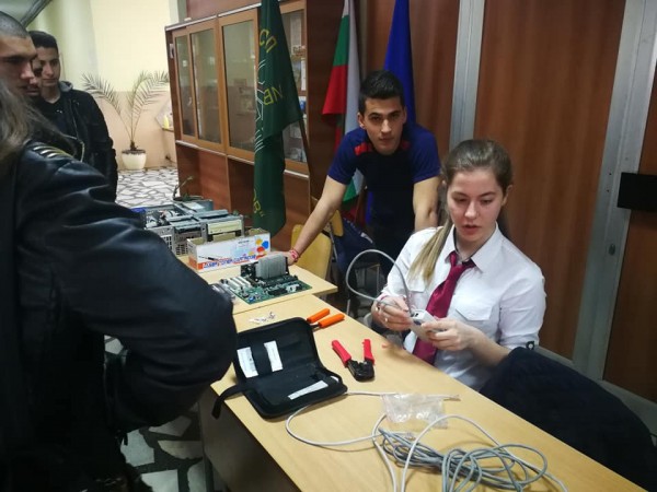 Стартът в “Месеца на професиите“ поставиха ученици и преподаватели от специалност КТТ