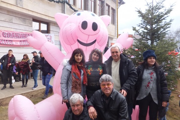 Туристите от “Орлово гнездо“ посетиха празника на сланината и греяната ракия