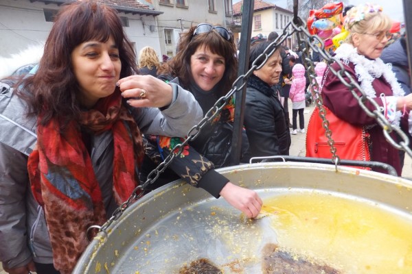 Туристите от “Орлово гнездо“ посетиха празника на сланината и греяната ракия