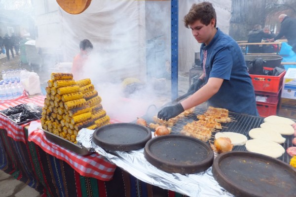 Туристите от “Орлово гнездо“ посетиха празника на сланината и греяната ракия