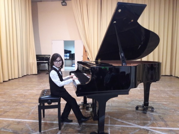 Учениците на Елена Юлиянова участваха в два концерта в Кипър