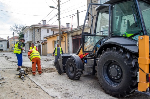 Асфалтират централните улици в Павел баня