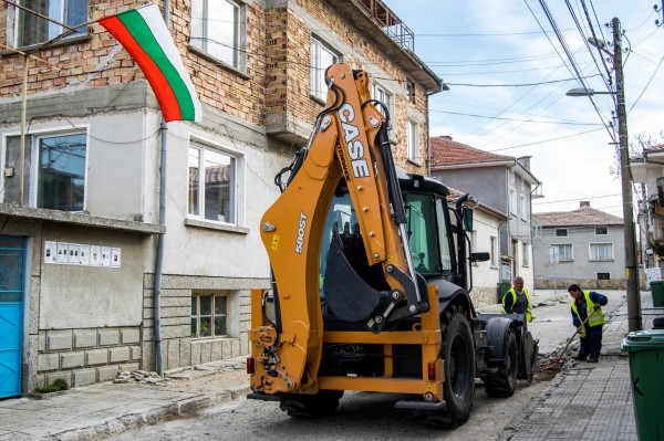 Асфалтират централните улици в Павел баня