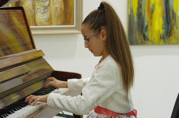 Реверанс към “Женското начало“ в творчеството на Казанлък