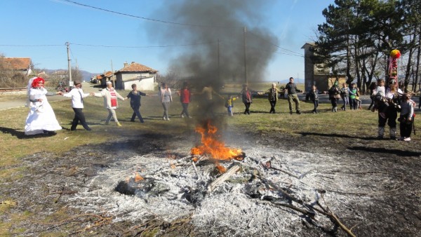 С кукерски игри ясеновци си взеха прошка