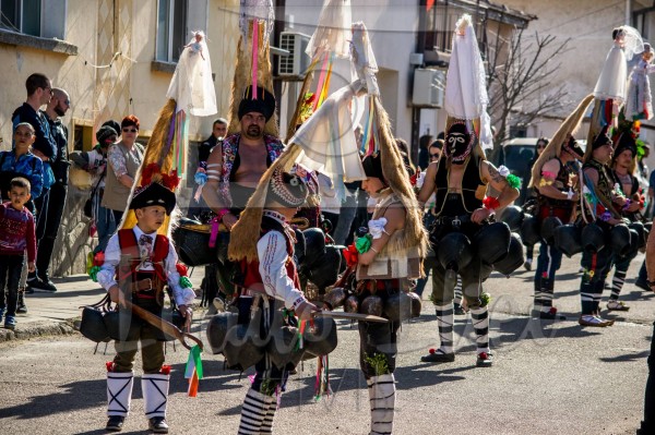 Титаник “акостира“ на кукерските игри в Павел баня