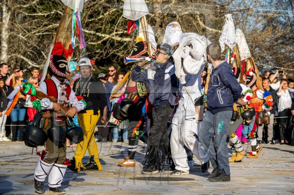 Титаник “акостира“ на кукерските игри в Павел баня