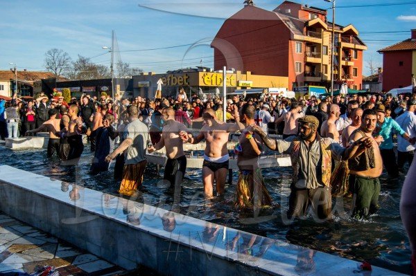 Титаник “акостира“ на кукерските игри в Павел баня