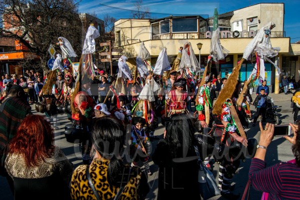 Титаник “акостира“ на кукерските игри в Павел баня