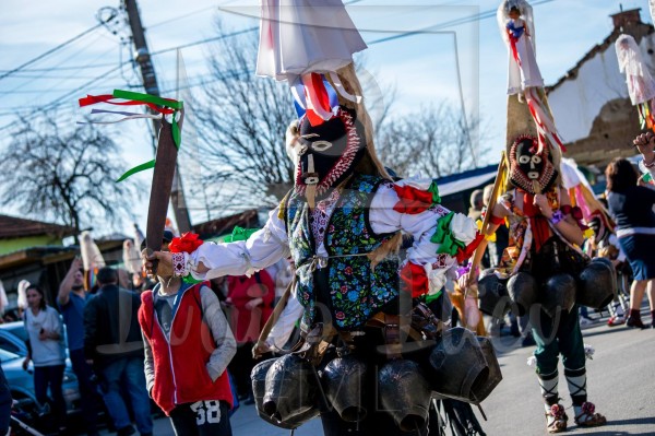 Титаник “акостира“ на кукерските игри в Павел баня