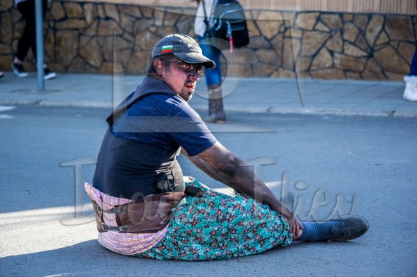 Титаник “акостира“ на кукерските игри в Павел баня