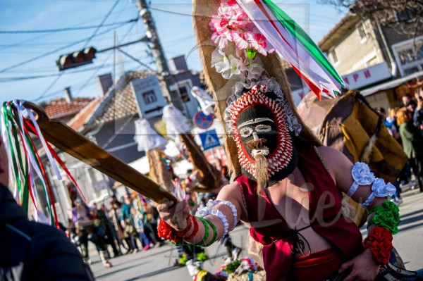 Титаник “акостира“ на кукерските игри в Павел баня