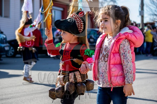 Титаник “акостира“ на кукерските игри в Павел баня