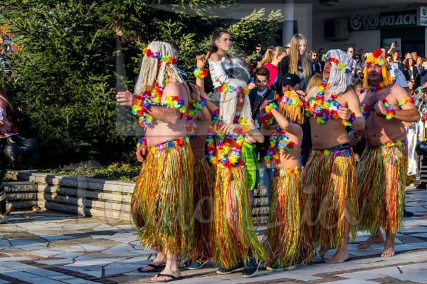 Титаник “акостира“ на кукерските игри в Павел баня