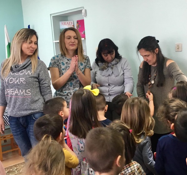 В Казанлък: „Светулка” обу шарени чорапи на децата от „Славейче”