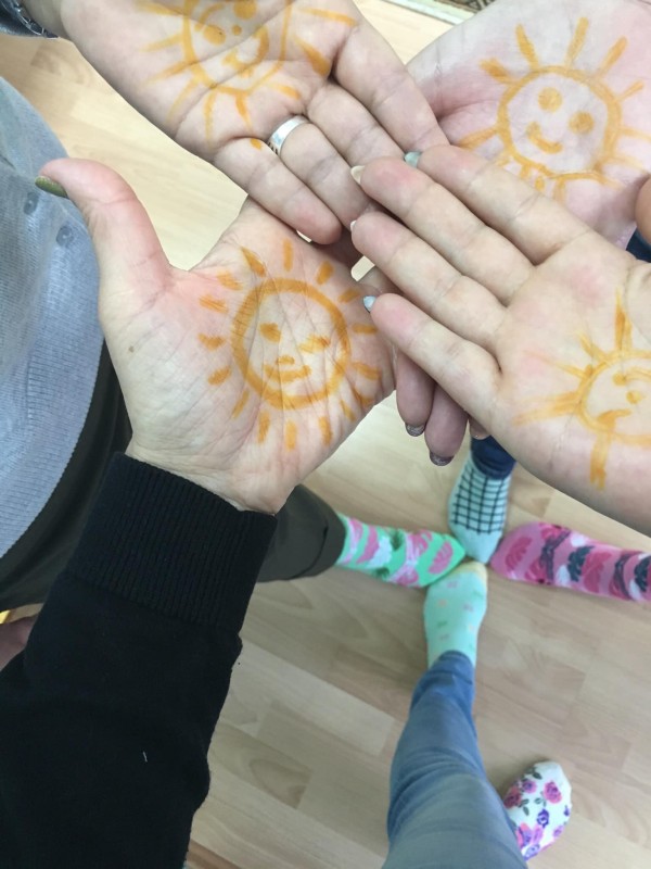 В Казанлък: „Светулка” обу шарени чорапи на децата от „Славейче”