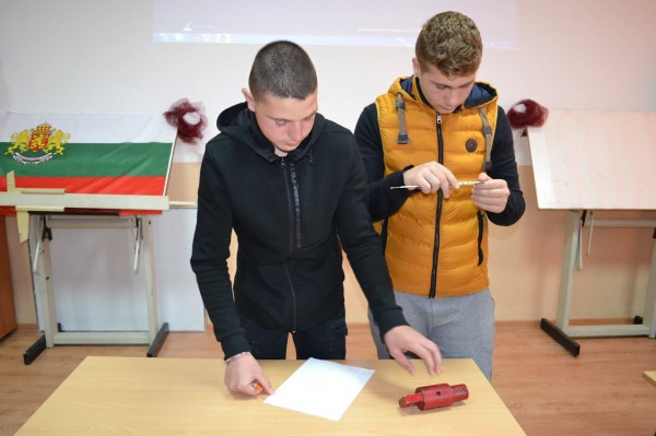 Ученици и преподаватели представиха популярната специалност „Мехатроника”