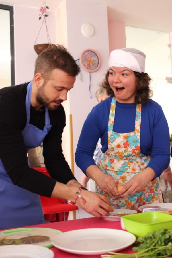 Актьорът Александър Алексиев посети деца с увреждания в Казанлък