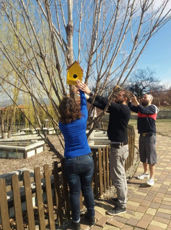 Актьорът Александър Алексиев посети деца с увреждания в Казанлък