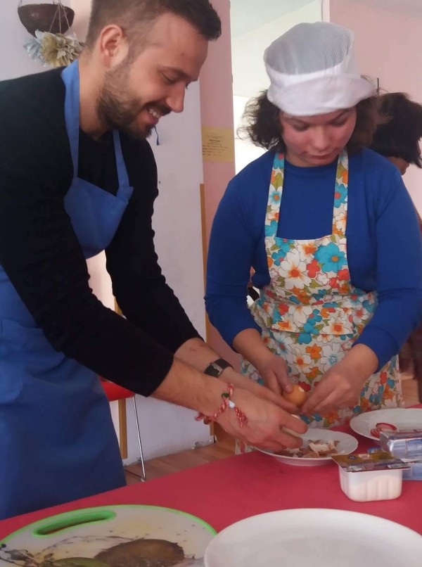 Актьорът Александър Алексиев посети деца с увреждания в Казанлък