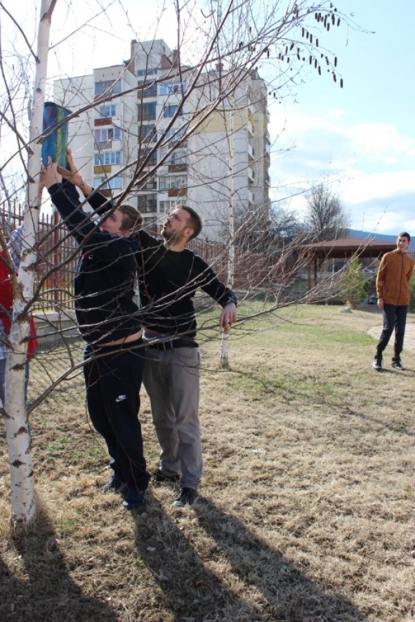 Актьорът Александър Алексиев посети деца с увреждания в Казанлък