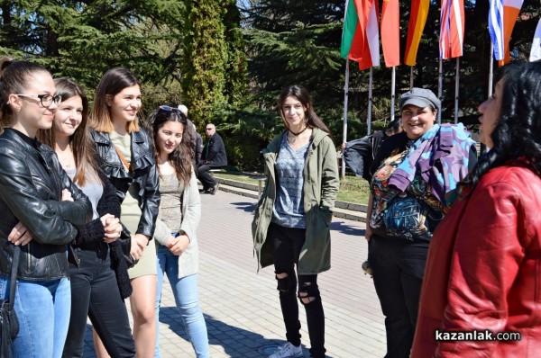 Казанлъшките художници откриха Чудомировите празници с арт инсталация