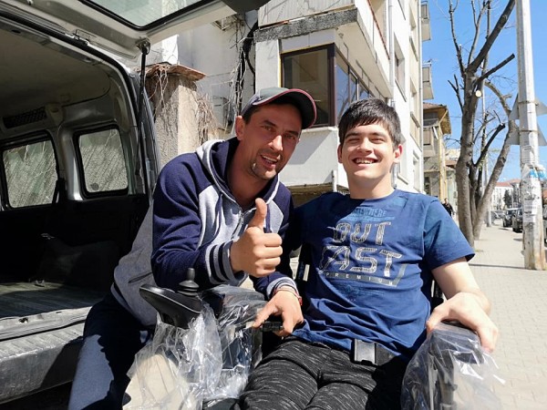 Стенли зарадва бъдещ абитуриент с електрическа количка и костюм