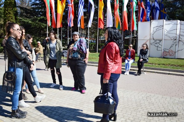 Казанлъшките художници откриха Чудомировите празници с арт инсталация