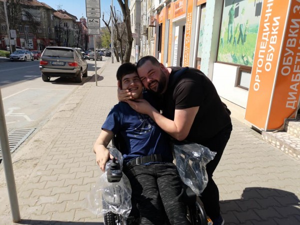 Стенли зарадва бъдещ абитуриент с електрическа количка и костюм