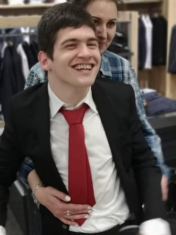 Стенли зарадва бъдещ абитуриент с електрическа количка и костюм