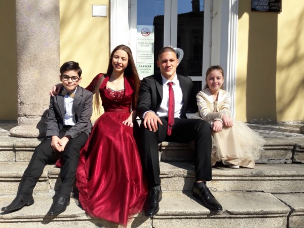 Шест първи награди за пианистите на Елена Юлианова 