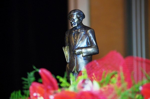 Общински театър „Любомир Кабакчиев” - 18-и „Комедиен хит на сезона“ на Чудомирови празници 2019