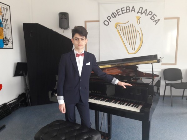 Казанлъшки пианисти обраха наградите от престижни конкурси в София       