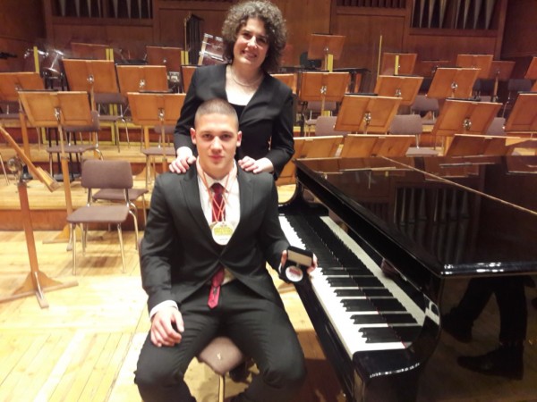 Казанлъшки пианисти обраха наградите от престижни конкурси в София       