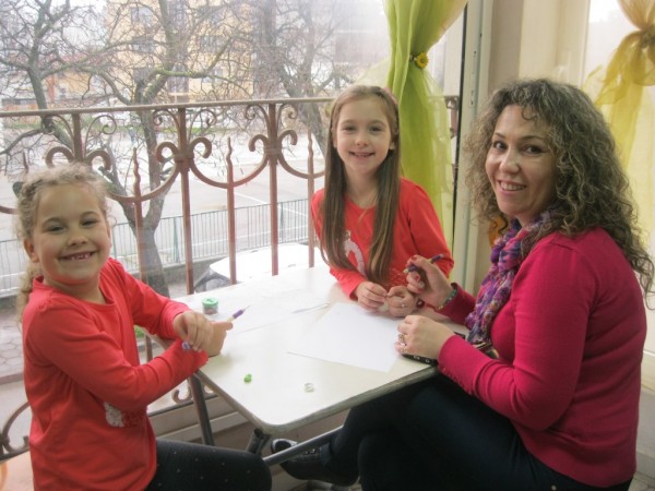 Деца и родители участваха в цветна работилница в “Ателието“