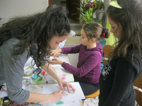 Деца и родители участваха в цветна работилница в “Ателието“