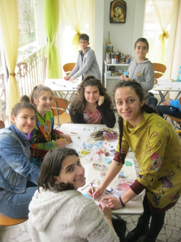 Деца и родители участваха в цветна работилница в “Ателието“