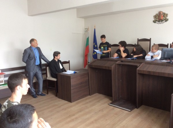 Ученици пресъздадоха съдебен процес в казанлъшкия съд